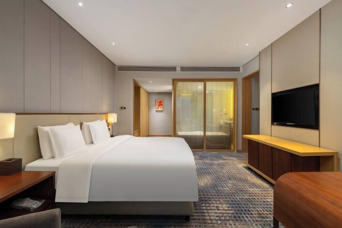 Minibar, safe på rommet, skrivebord og blendingsgardiner