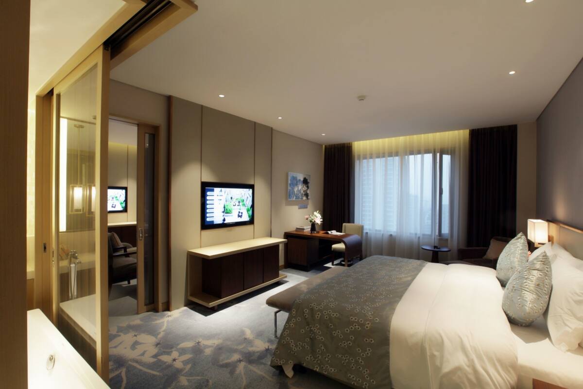 Deluxe-suite | Minibar, pengeskab på værelset, skrivebord, mørklægningsgardiner