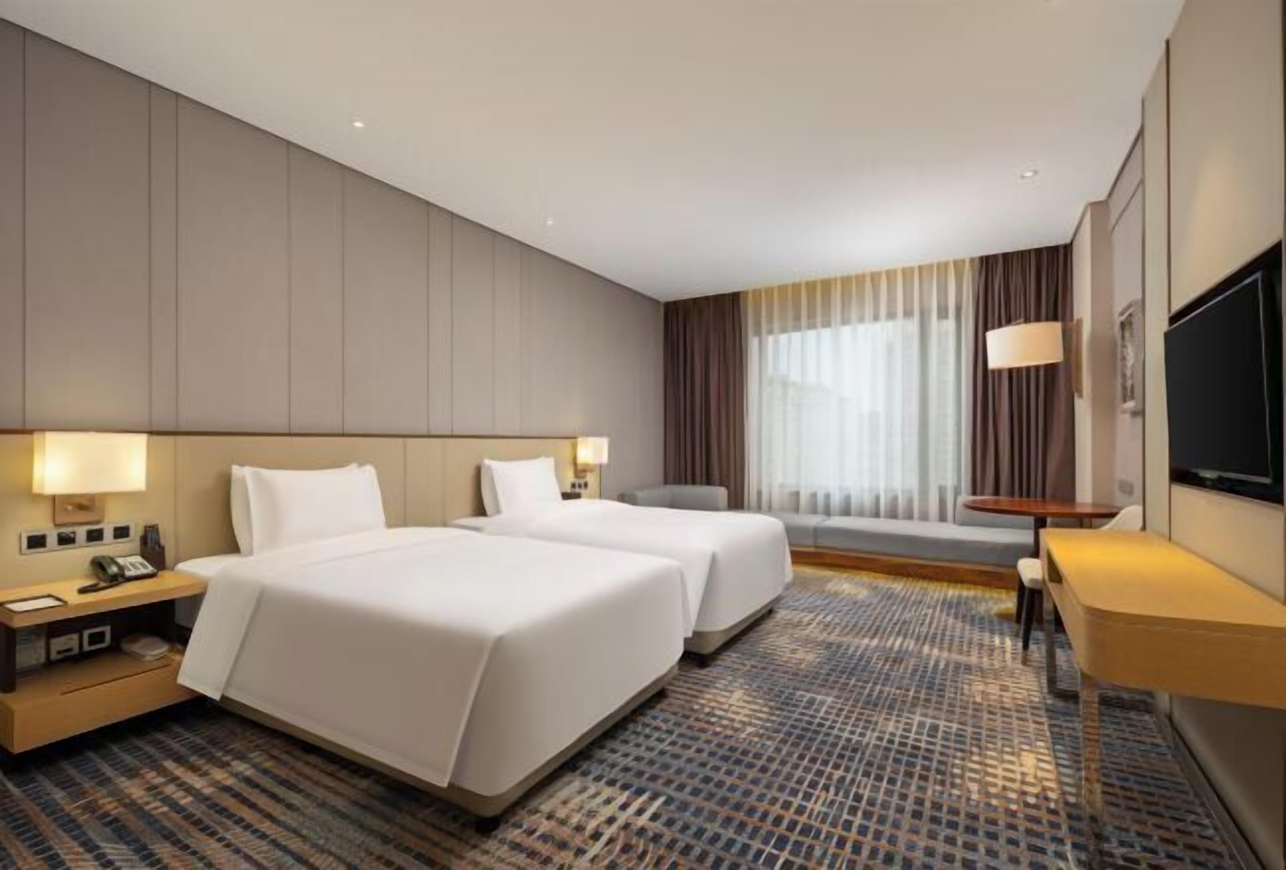 Minibar, safe på rommet, skrivebord og blendingsgardiner