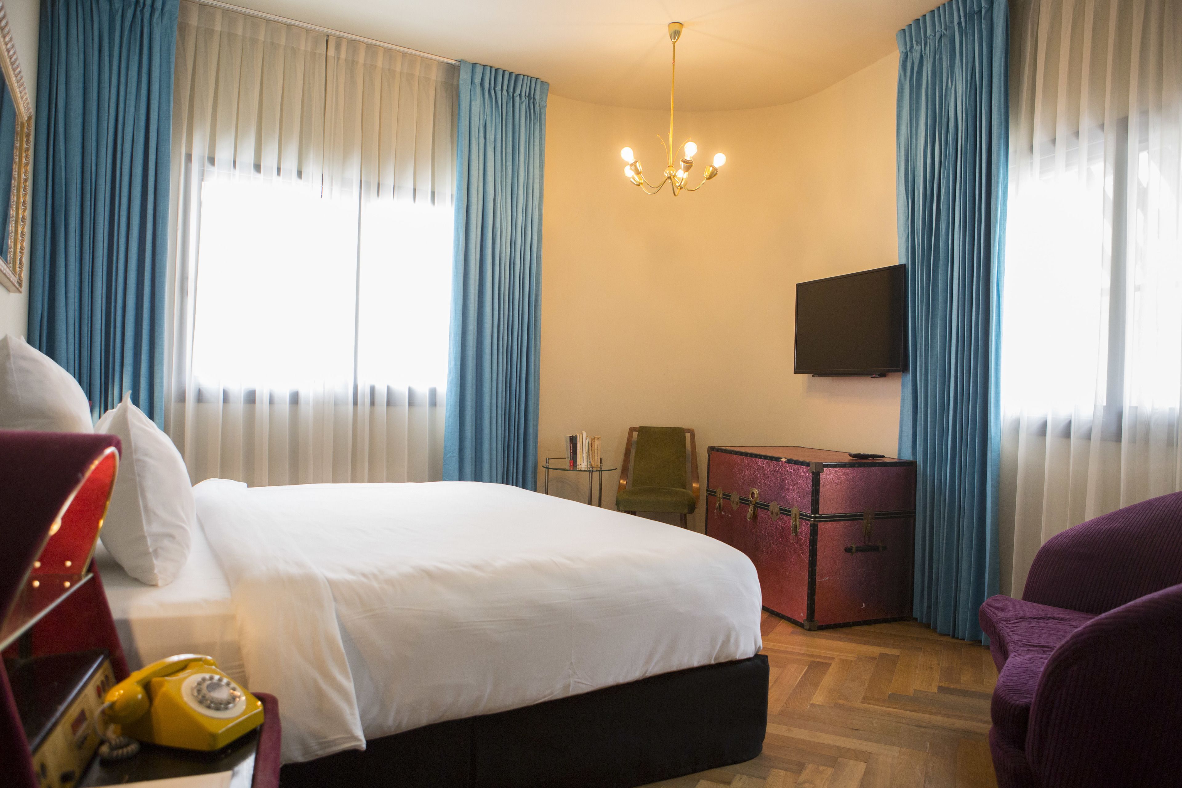 foxy room | egyptian cotton sheets, premium bedding, in-room safe, desk