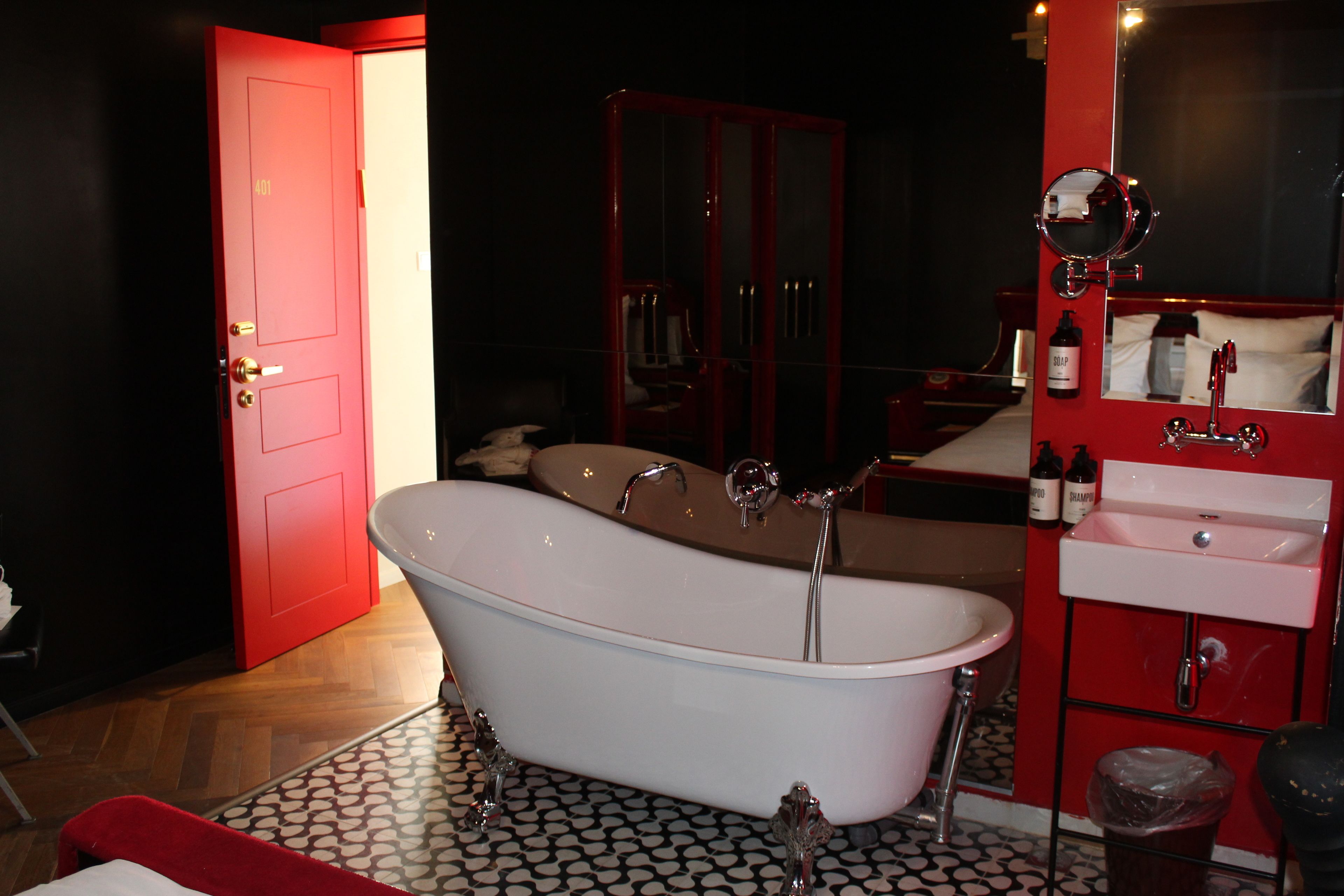 superior foxy room | deep-soaking bathtub