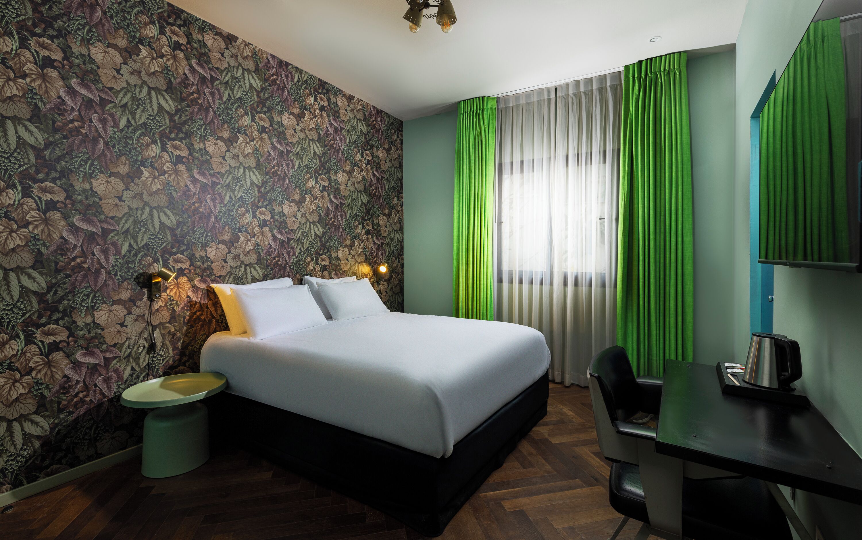 Classic Room, 1 Queen Bed | Premium bedding, in-room safe, desk, blackout drapes