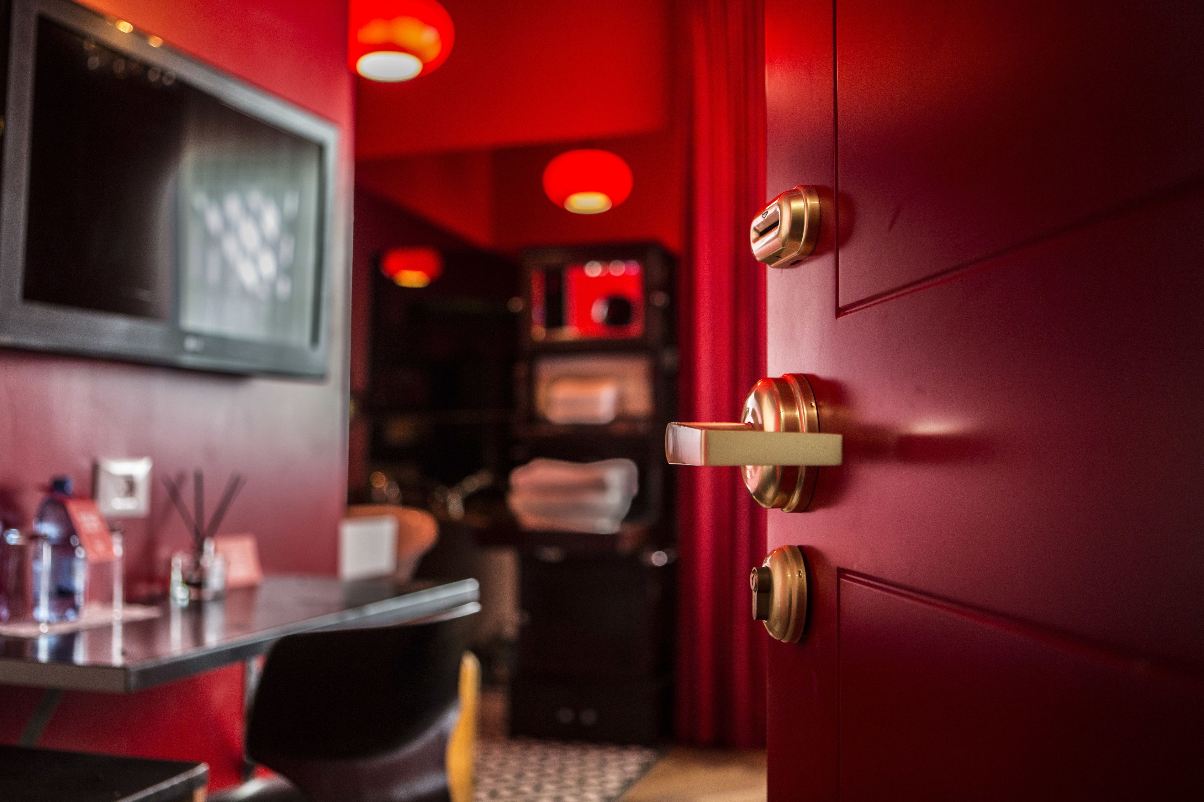 foxy room | egyptian cotton sheets, premium bedding, in-room safe, desk