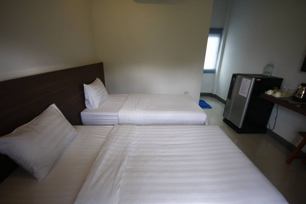 Modern Twin Room | Free WiFi