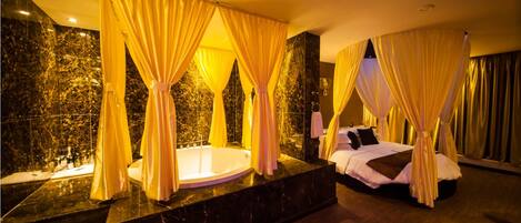 Romantic Room | Desk, blackout drapes, free WiFi