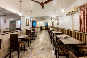 Frokost med lokale retter hver dag (INR 250 per person)