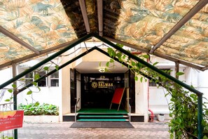 La entrada del Hotel Balwas International, con una escalera alfombrada de color verde que conduce a la entrada.