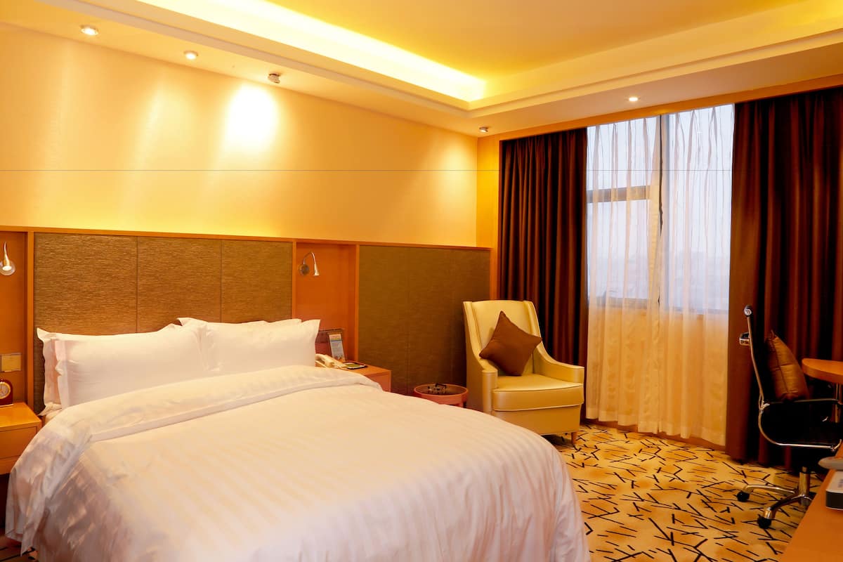 Executive Room | Peti besi dalam bilik, meja, langsir/tirai gelap terus