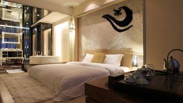 Deluxe Suite | In-room safe, desk, blackout curtains, iron/ironing board