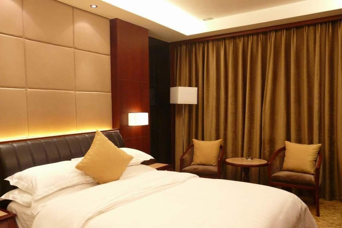Deluxe Room | Peti besi dalam bilik, meja, langsir/tirai gelap terus