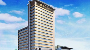 A modern hotel with a tall, rectangular structure and a flat roof. - Golden City Hotel (Foshan)