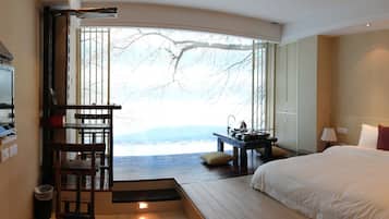 Deluxe Suite | In-room safe, desk, blackout curtains, iron/ironing board