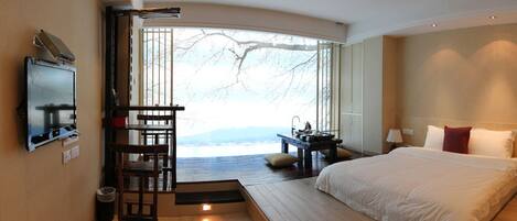 Deluxe Suite | In-room safe, desk, blackout drapes, iron/ironing board