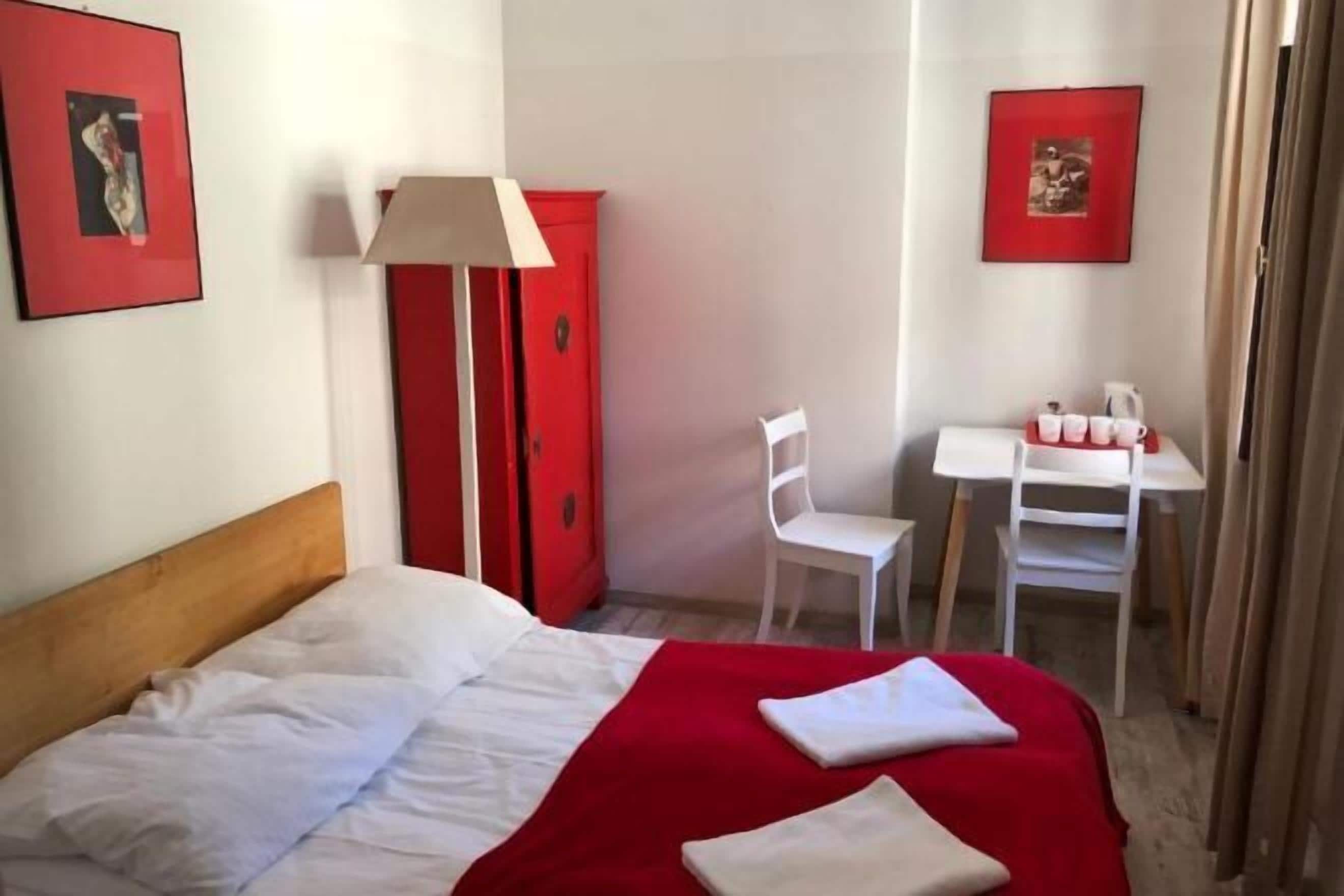 Individuell dekoriert, individuell eingerichtet, schallisolierte Zimmer
