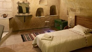 Habitación estándar, bañera de hidromasaje | Escritorio y cunas gratuitas