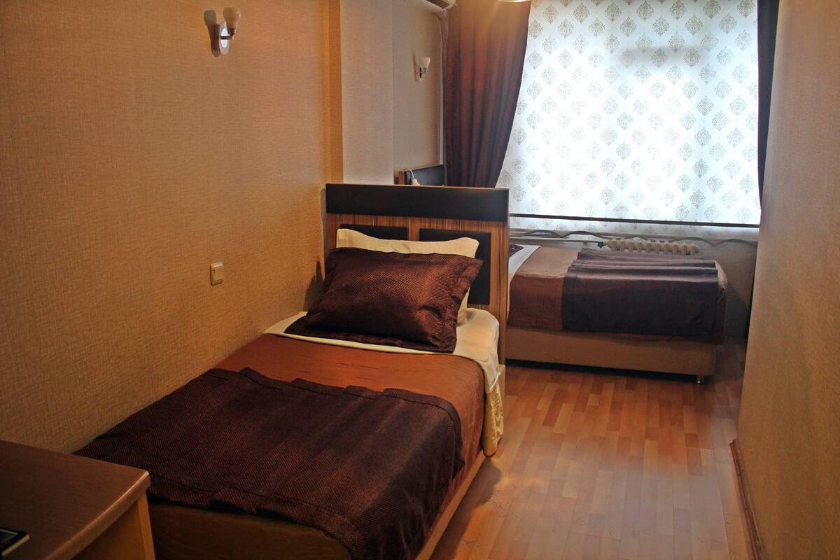 Standard Twin Room | In-room safe, desk, WiFi (free), bed sheets