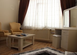 Caja fuerte, escritorio, wifi gratis y ropa de cama