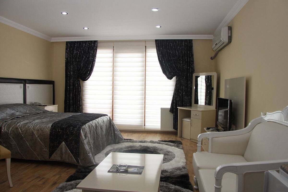 Suite | In-room safe, desk, WiFi (free), bed sheets