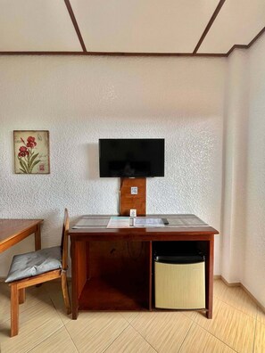 Queen Room Deluxe | Living area | 32-inch flat-screen TV with cable channels, TV, ping pong