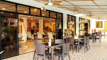 Breakfast, lunch, dinner served; local and international cuisine