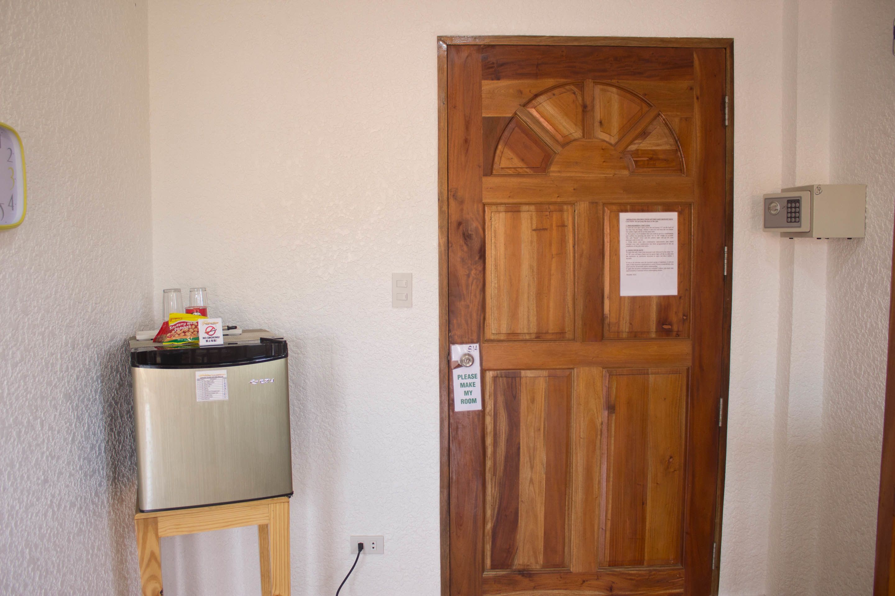 queen room with pool view | room amenity