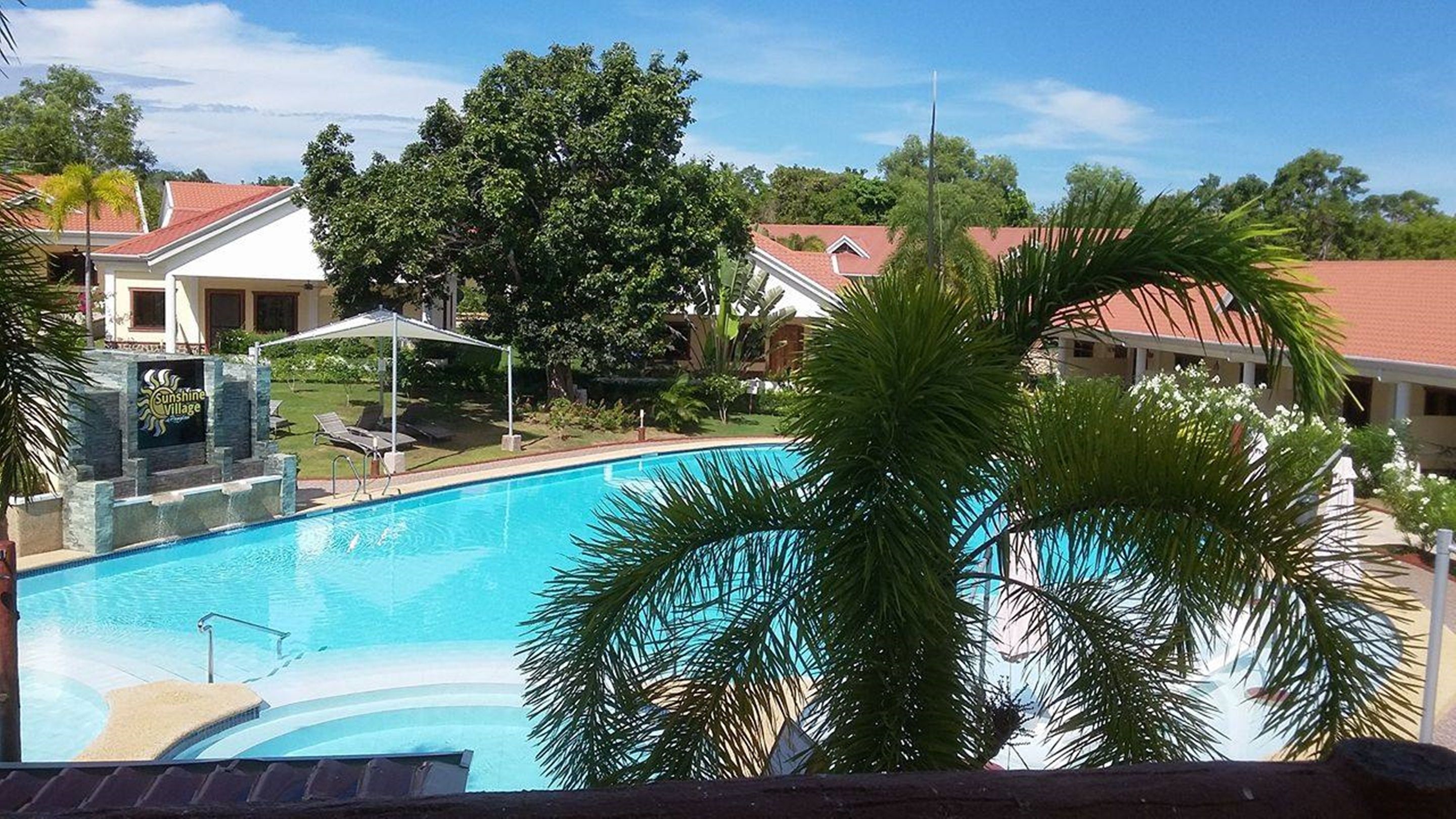 outdoor pool, open 8 am to 9 pm, pool loungers