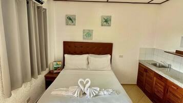 Queen Room Deluxe | In-room safe, desk, free WiFi, bed sheets