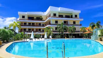 Piscina all'aperto, con ingresso dalle 08:00 alle 21:00, lettini