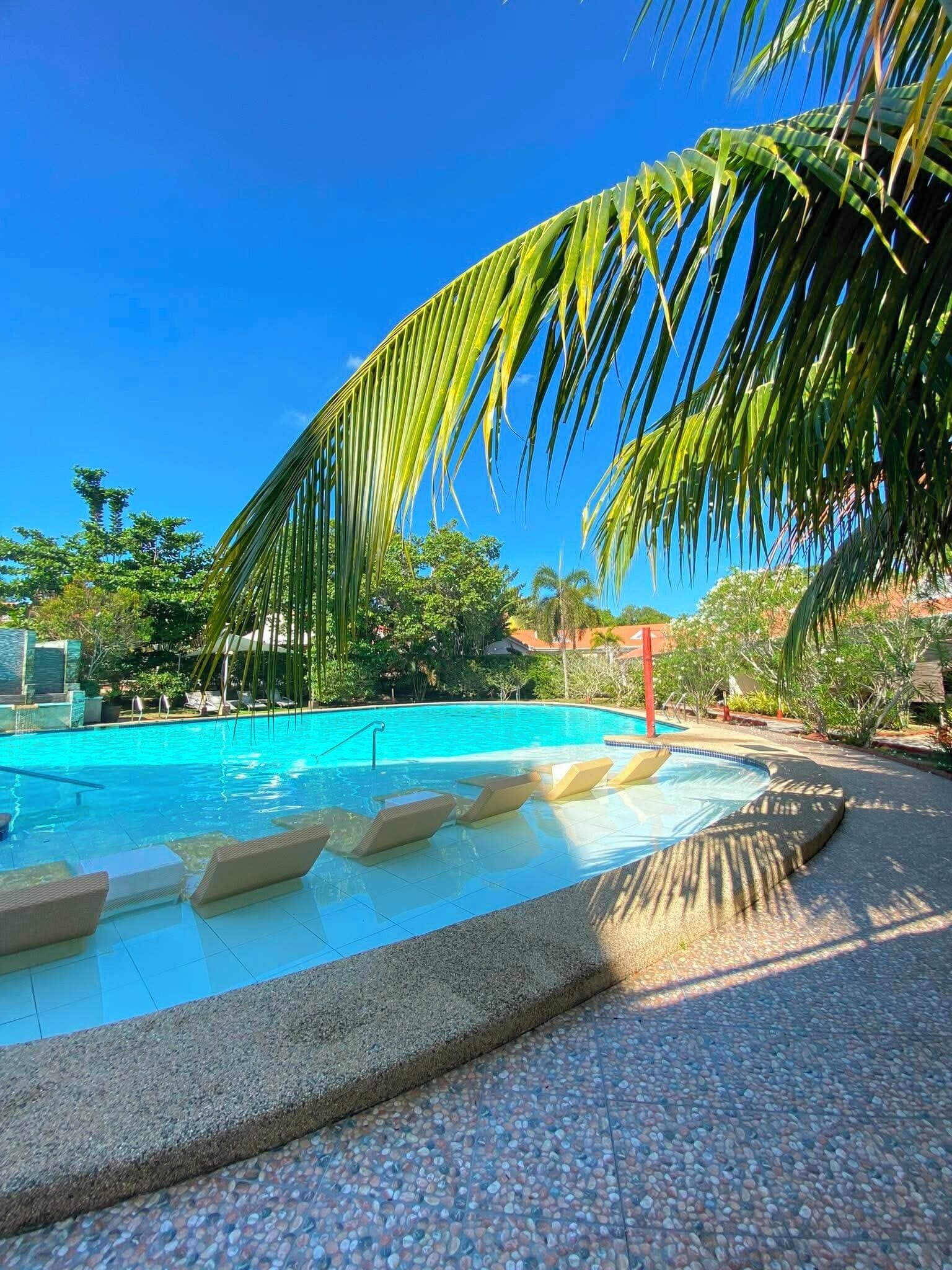 Outdoor pool, open 8 AM to 9 PM, pool loungers