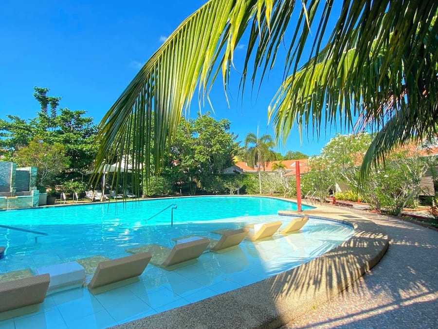 Outdoor pool, open 8 AM to 9 PM, pool loungers