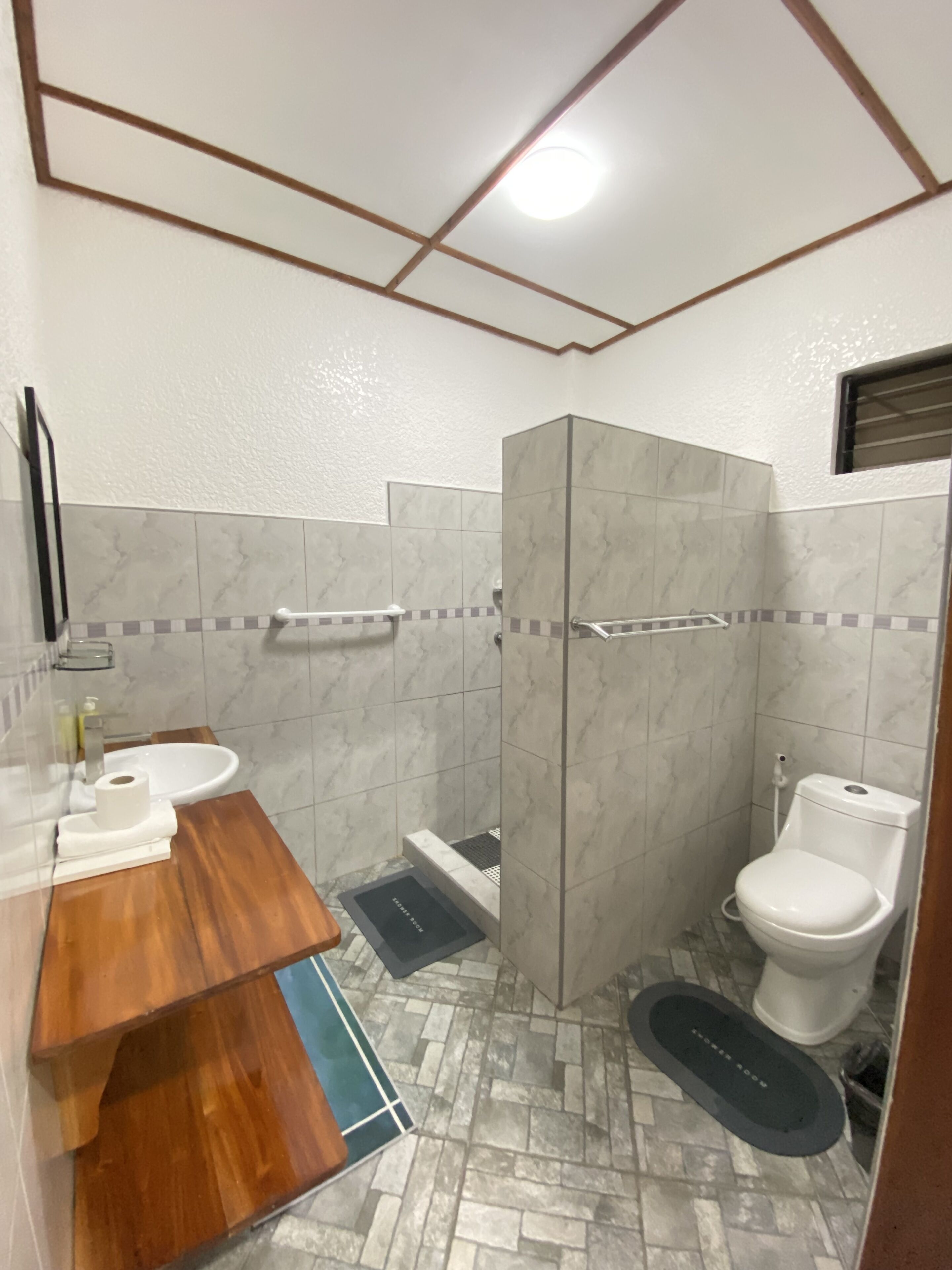 queen room deluxe | bathroom | shower, free toiletries, bidet, towels