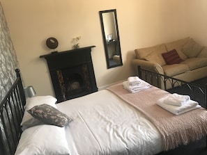Double Room (Large) | 1 bedroom, desk, iron/ironing board, free WiFi - The Dorset (Lewes)