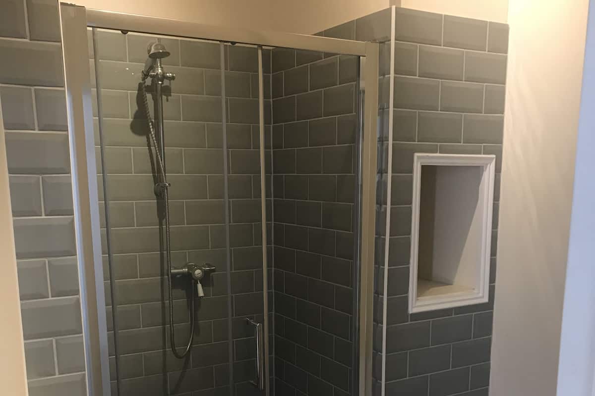 Dusche, kostenlose Toilettenartikel, Haartrockner, Handtücher