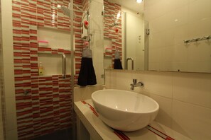 3 Bedroom Guesthouse | Bathroom sink - Loke Lim Ipoh Homestay (Ipoh)