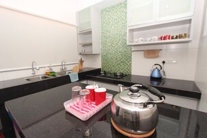 3 Bedroom Guesthouse | Private kitchenette | Fridge, microwave, stovetop, coffee/tea maker