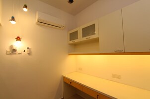 Refrigerador, microondas, placa de cocina, cafetera/tetera