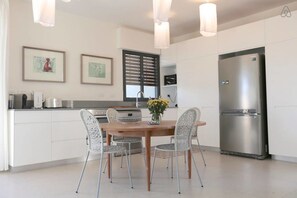 คอมฟอร์ทอพาร์ทเมนท์, 3 ห้องนอน, วิวเมือง | ครัวส่วนตัว