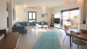 Comfort Apartment, 3 Bedrooms, City View | Living room - Holyguest - Margoza  15 (Tel Aviv)