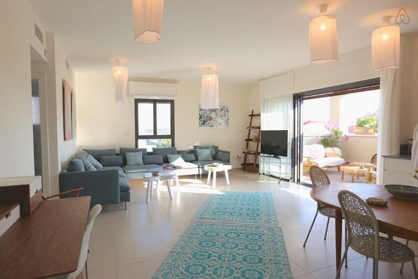 คอมฟอร์ทอพาร์ทเมนท์, 3 ห้องนอน, วิวเมือง | ห้องนั่งเล่น