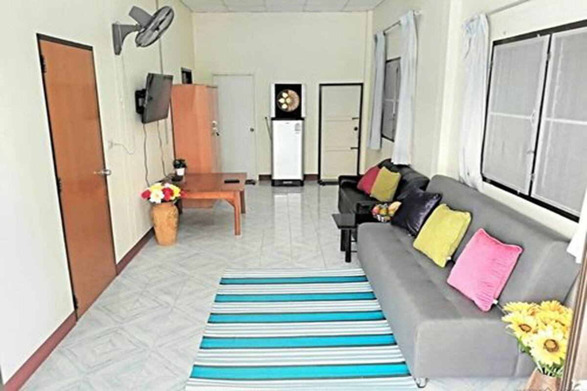 Una sala de estar con un sofá, una mesa de centro y un tapete a rayas.