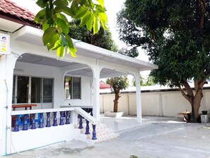 House, 3 Bedrooms, Kitchen | Front of property