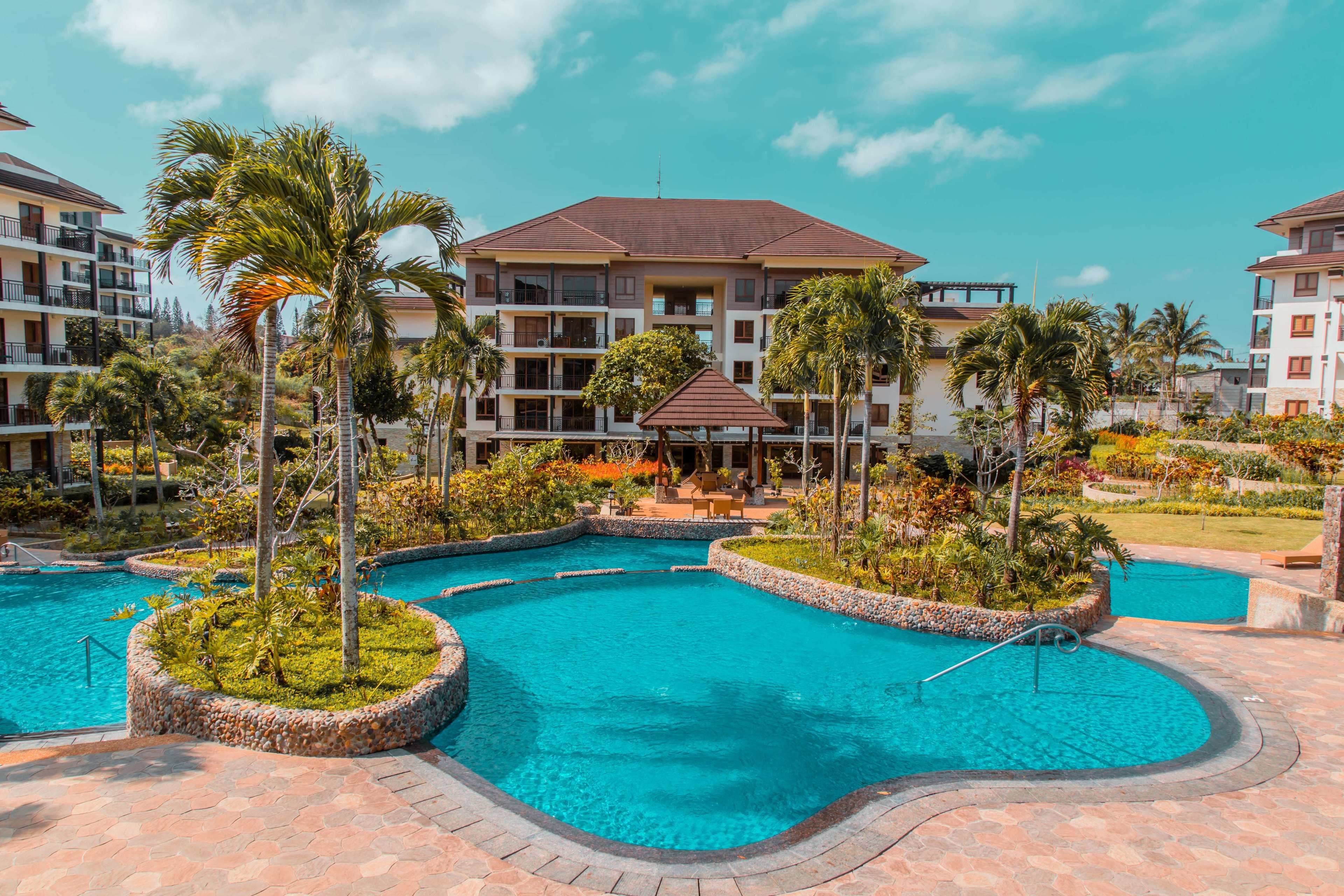 5 つの屋外プール、営業時間 7:00 ～ 19:00、サンラウンジャー