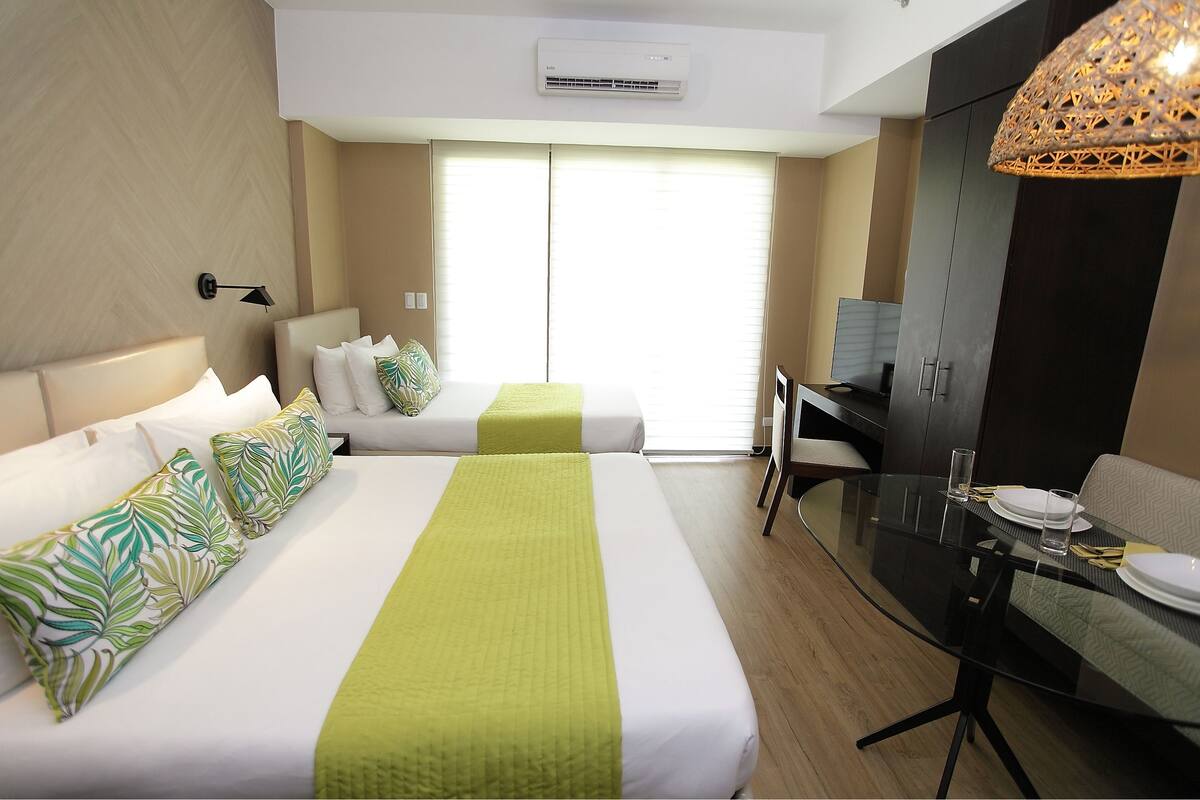 Junior Suite | In-room safe, desk, iron/ironing board, WiFi (free)