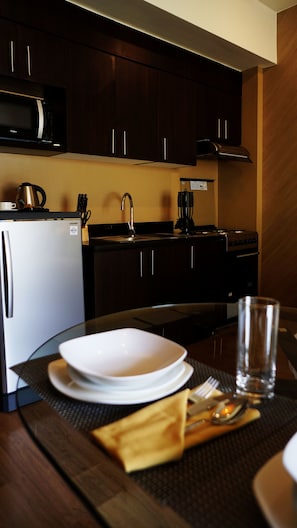 Refrigerador con congelador, microondas, horno y parrilla de estufa 