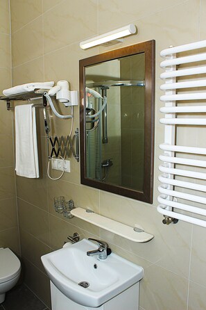 Shower, free toiletries, hair dryer, towels - Hotel Greven (Hamburg)