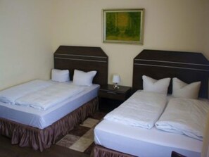 Family Room | Desk, soundproofing, iron/ironing board, free cots/infant beds - Hotel Greven (Hamburg)