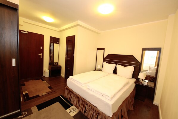 Chambre Double | Bureau, chambres insonorisées, fer et planche à repasser