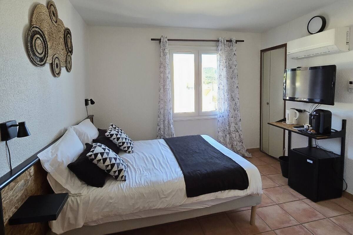 Chambre Double Standard, salle de bains attenante, vue partielle sur la mer