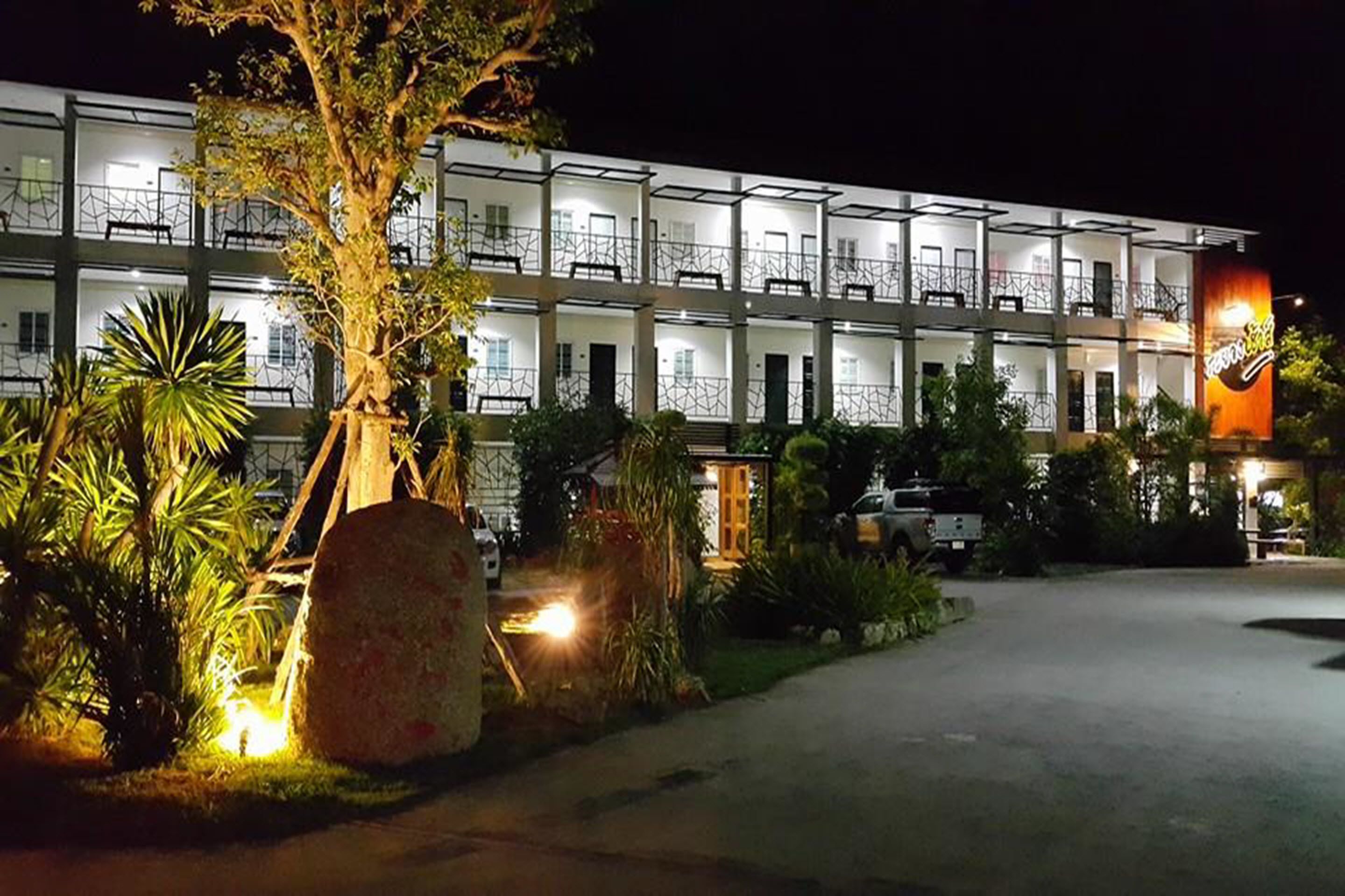 Fachada da propriedade à noite