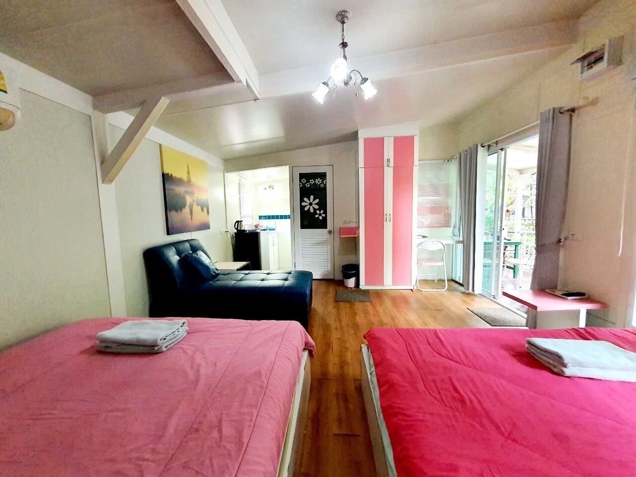 Decoración personalizada, wifi gratis y ropa de cama 